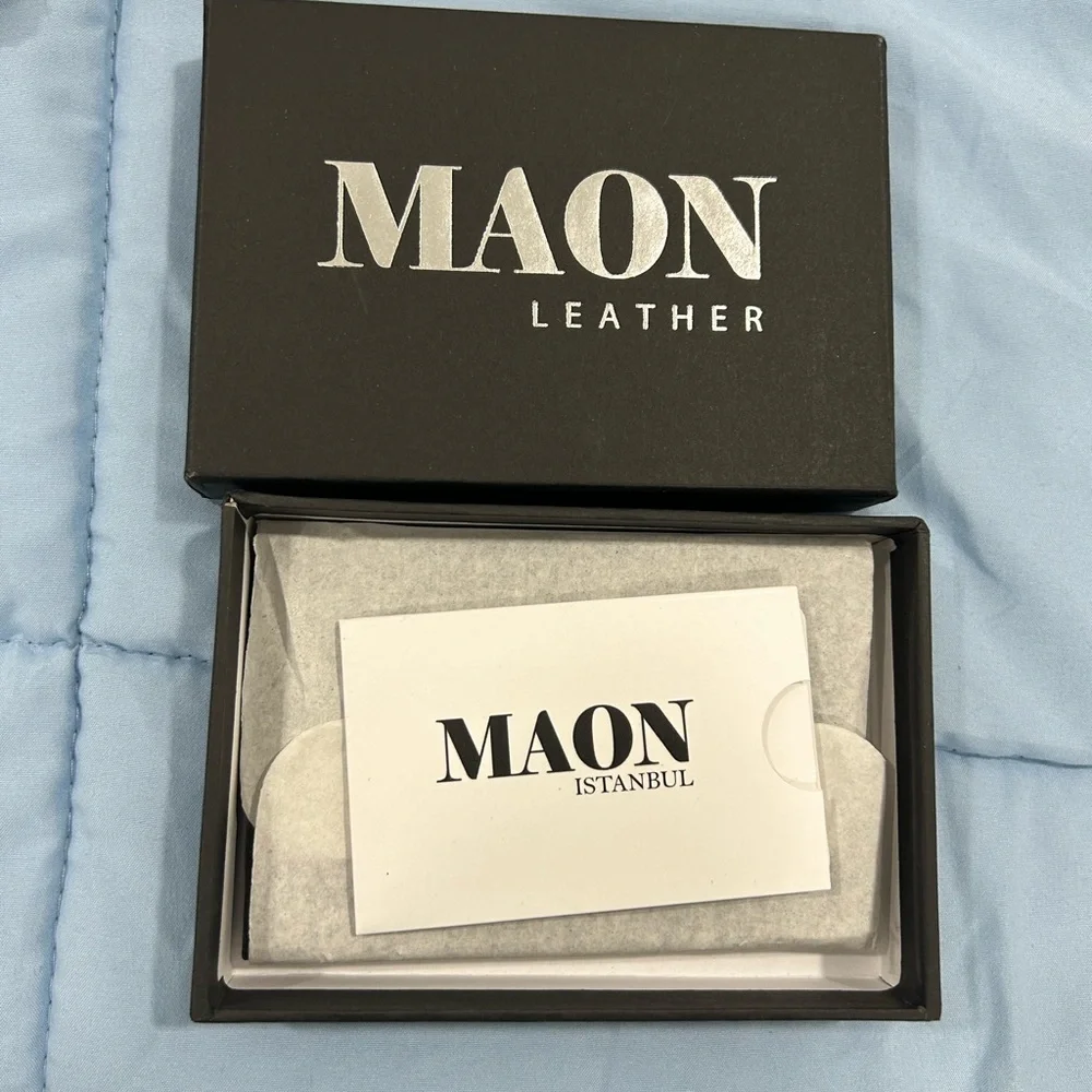 MAON Leather Men’s Black Slim Bifold Wallet Carbon Fiber Style ID Window New